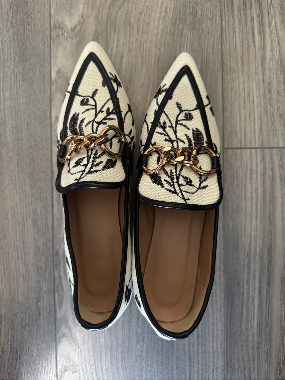 Pointed Embroidered Chain-Trim Loafers - White/Black